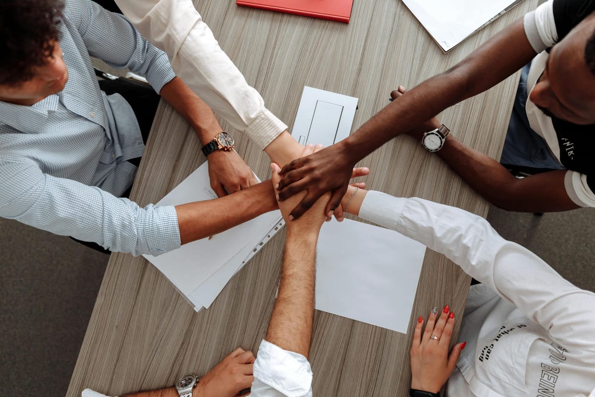 Menschen legen die Hand aufeinander